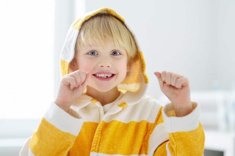 dentista-infantil-sevilla-nino-con-hilo-dental