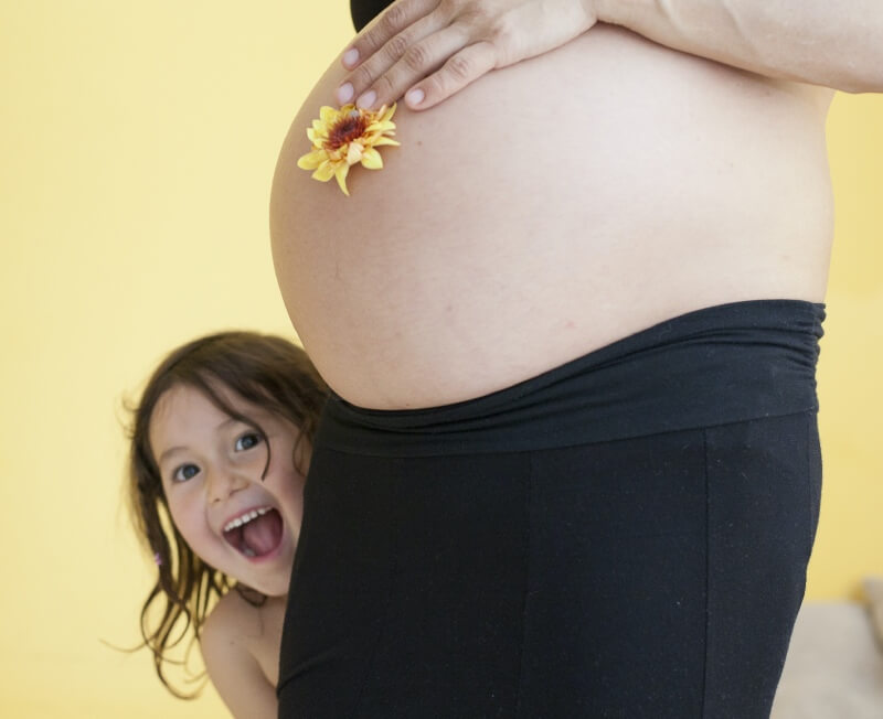 odontopediatra-sevilla-nina-con-mama-embarazada
