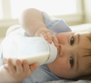 caries-del-biberon-bebe-con-biberon