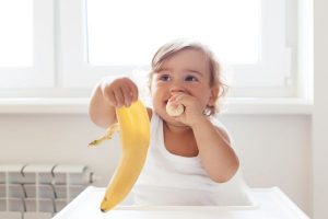 alimentacion-complementaria-6-meses-bebe-con-platano